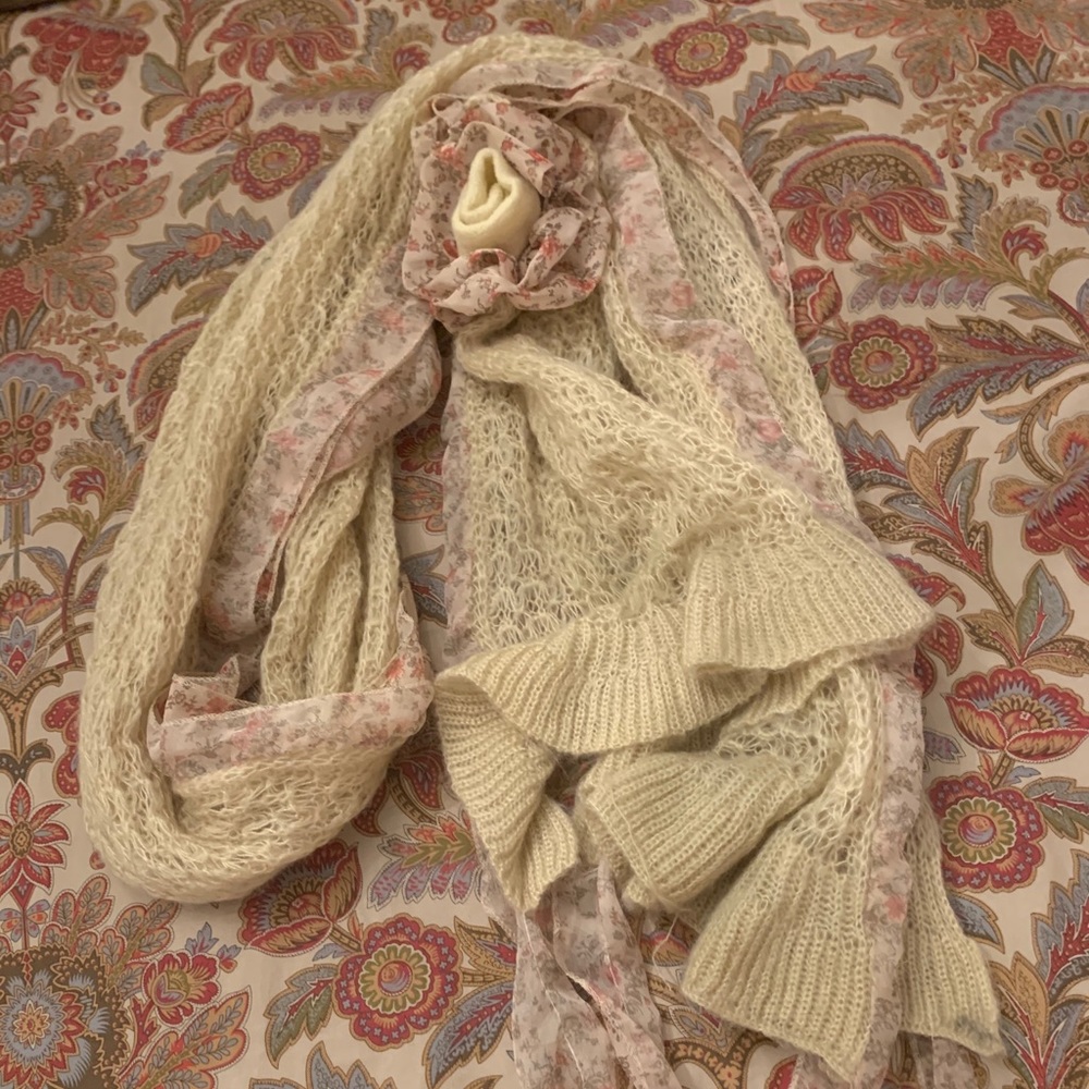 Very nice scarf! Like new!